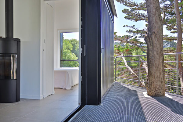 Extension bois avec terrasse intégrant un cyprès pour une superbe vue mer à Crozon (29)