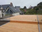 Terrasse en douglas et garde-corps en verre