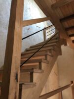 Escalier en chêne massif, balustres en métal