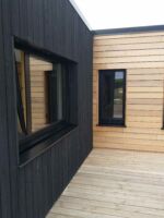Bardage vertical aclaire-voie noir de Falun et red cedar horyzontal